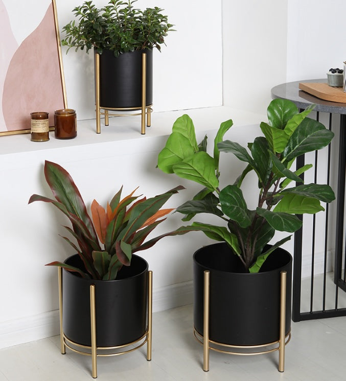 Nordic Minimalist Iron Vase – Nue.Aura